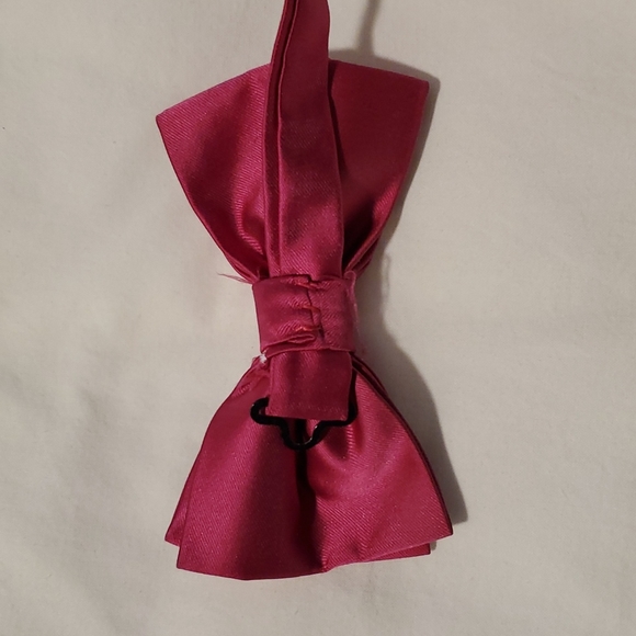 Adjustable pink bow tie 🎀 - Picture 2 of 5